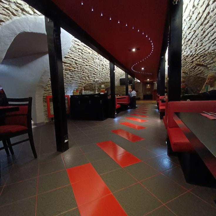 Casual restaurant with booth seating